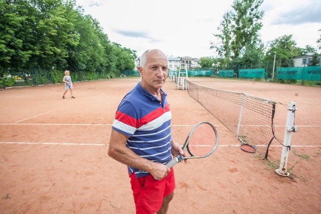 O korty dba Krzysztof Kamiński, który uczy też gry w tenisa. W zajęciach biorą udział również przedszkolaki