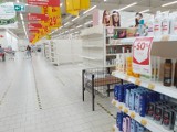 Dąbrowski Auchan na tydzień przed zamknięciem [ZDJĘCIA]. Trwają ostatnie wyprzedaże