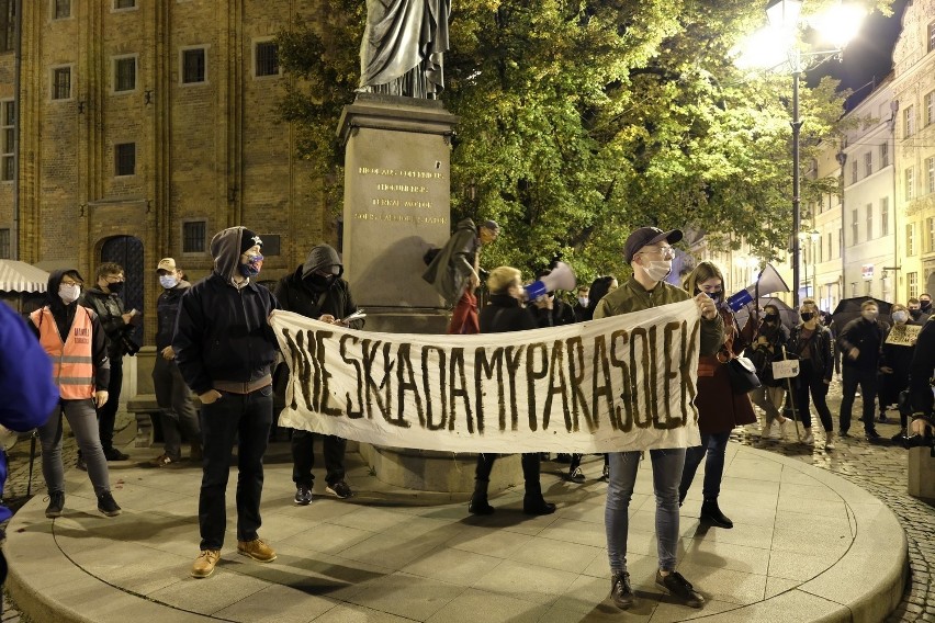 Protesty w Toruniu: ogromne siły policji, mandaty i wnioski do sądu o ukaranie. Za co?