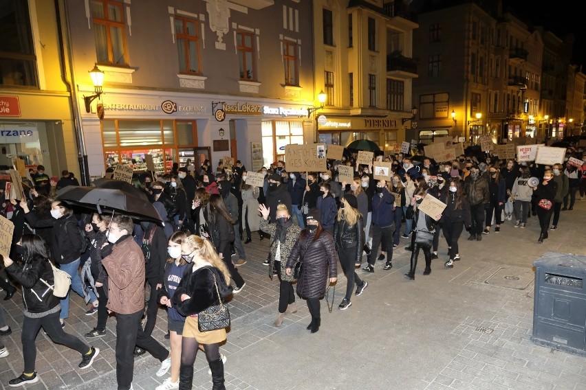 Protesty w Toruniu: ogromne siły policji, mandaty i wnioski do sądu o ukaranie. Za co?