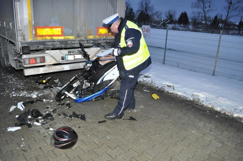 Rusocin: Motorowerzysta wjechał w tył zaparkowanej na pasie scanii. 20-latek trafił do szpitala