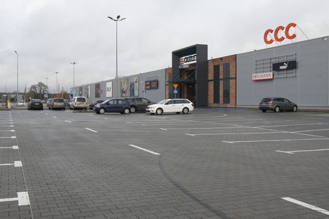 Outlet ma do dyspozycji klientów niemal 900 miejsc parkingowych. Nigdy nie wypełnił się nawet w połowie.