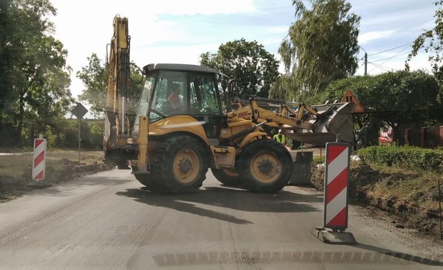 Dziś (8 lipca) postoimy trochę w korkach przy wjeździe do Inowrocławia od strony Bydgoszczy. Utrudniony jest również wyjazd z miasta Szosą Bydgoską.

Trwa bowiem wymiana krawężników wzdłuż "krajówki". Ruch jest więc mocno spowolniony. Momentami dochodzi do dłuższych przymusowych postojów.

Przypomnijmy, prace mają związek z budową obwodnicy Inowrocławia. Poprawiany jest stan nawierzchni jezdni, która w przyszłości będzie drogą dojazdową do obwodnicy.

Mniejsze lub większe utrudniania na odcinku Sławęcinek - Inowrocław potrwać mają nawet do połowy lipca.


Flesz - wypadki drogowe. Jak udzielić pierwszej pomocy?

