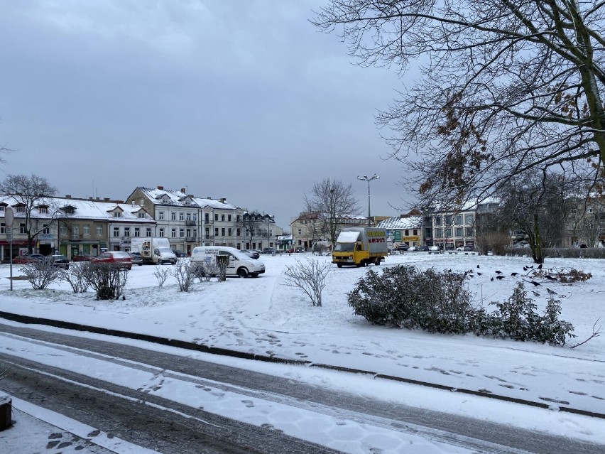 Burza i zamieć śnieżna nad Płockiem. Uszkodzony punkt pobrań wymazów do testów COVID-19. Tak wygląda Płock po gwałtownych opadach [ZDJĘCIA]