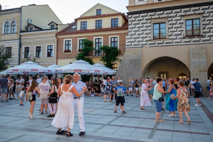 Roztańczony Rynek w Tarnowie przy zachodzącym słońcu. Niedzielne potańcówki cieszą się popularnością