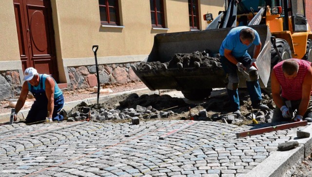 Pięcioosobowa grupa robotników z Grudziądza mozolnie odbudowuje ul. Łęgską. Efekty już cieszą oczy