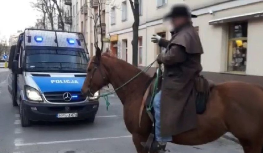 Konno przez opustoszałe centrum Kielc. Jeździec wydmuchał promil, złamał parę zakazów. Skończyło się mandatami (WIDEO)