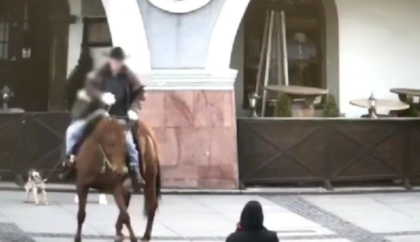 Konno przez opustoszałe centrum Kielc. Jeździec wydmuchał promil, złamał parę zakazów. Skończyło się mandatami (WIDEO)