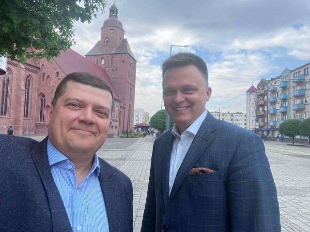 Szymon Hołownia (z prawej) spotkał się na rozmowie z prezydentem Gorzowa Jackiem Wójcickim 5 maja 2022.