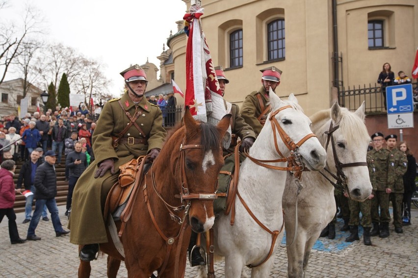 Narodowe Święto Niepodległości 2022. Marsz przed pomnik Marszałka Józefa Piłsudskiego na Placu Wolności w Kielcach. Zobacz zdjęcia