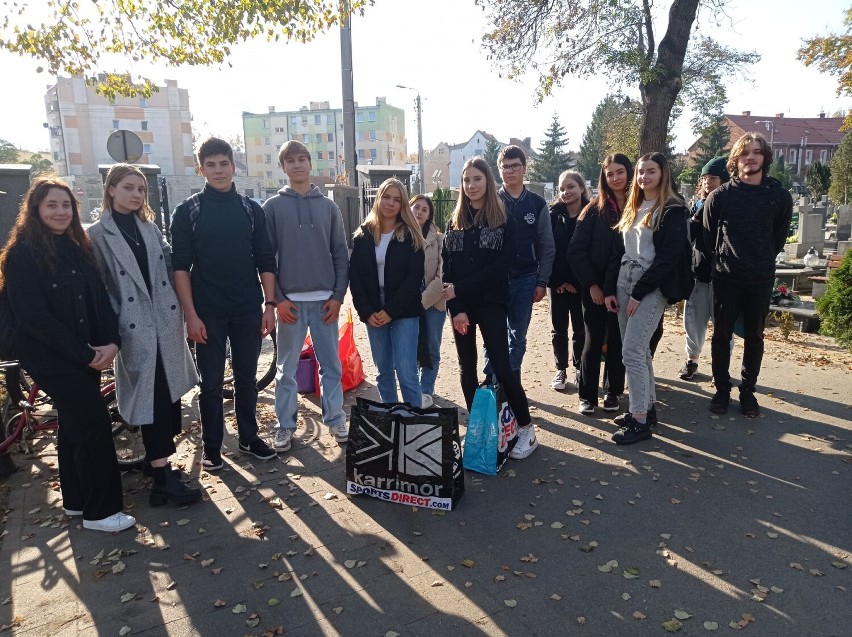 Grupa kilkunastu uczniów LO im. K.K. Baczyńskiego w Nowej...