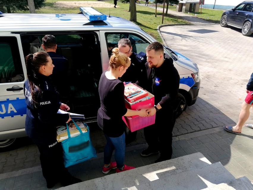Piotrkowscy policjanci zebrali i przekazali dary dla rodzin...