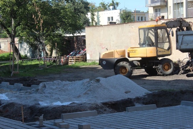 Budowa parku kieszonkowego na podwórzu między ulicami Walecznych i Reja