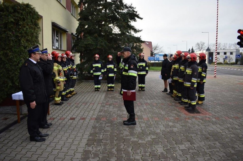 Nowi strażacy w Wągrowcu. Nie zabrakło także awansów [ZDJĘCIA]