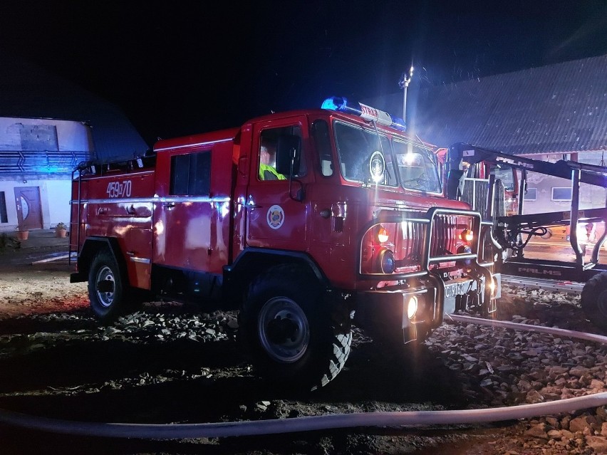 Wilkowisko. Wielki pożar wybuchł przed północą we wsi pod Limanową. Trudna akcja strażaków