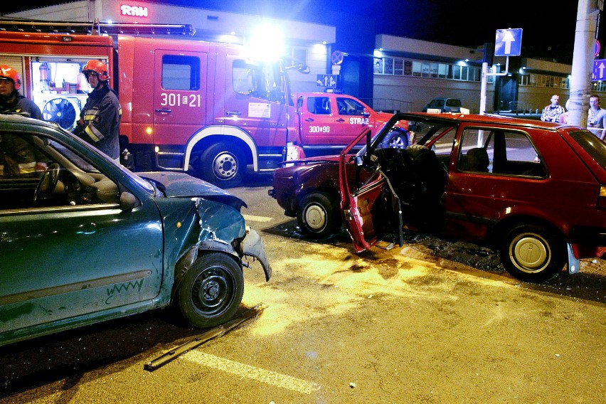 Wypadek na Zgierskiej w Łodzi. Trzech mężczyzn rannych [ZDJĘCIA]