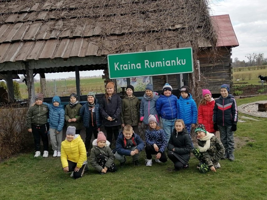 Uczniowie Szkoły Podstawowej w Wierzbicy udali się do Krainy Rumianku malować pisanki i nie tylko... Zobacz zdjęcia