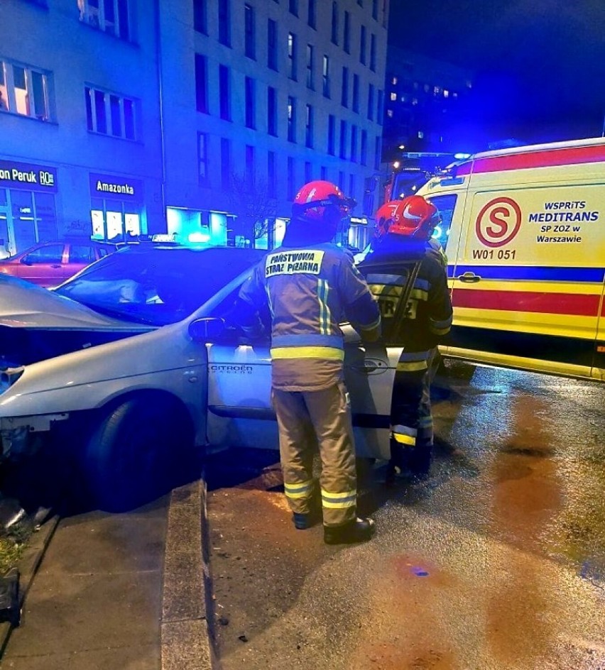 Pijany Gruzin urządził sobie rajd ulicami Pragi Południe. Rozpędzony pojazd rozbił na sygnalizatorze