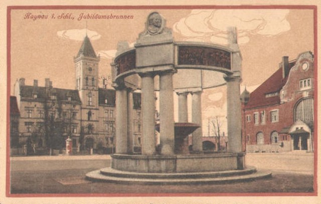 Wysoki pomnik z fontanną, górna część pomnika została usunięta po II wojnie światowej i jest przechowywana w ogrodzie koło zamku.