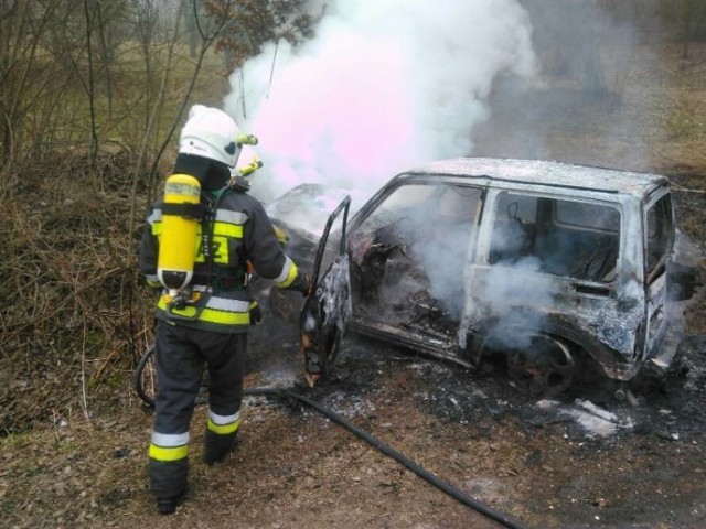 W momencie przybycia druhów z OSP, cały samochód stał w płomieniach