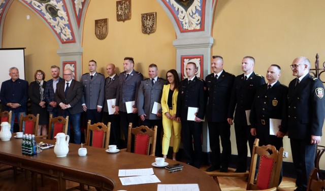 W Refektarzu Urzędu Miejskiego uhonorowano najlepszych w służbie przedstawicieli służb mundurowych: strażaków, policjantów i strażnika miejskiego