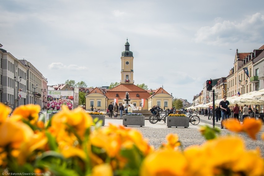 Rynek Tadeusza Kościuszki w 2019 roku wraz z ratuszem, który...