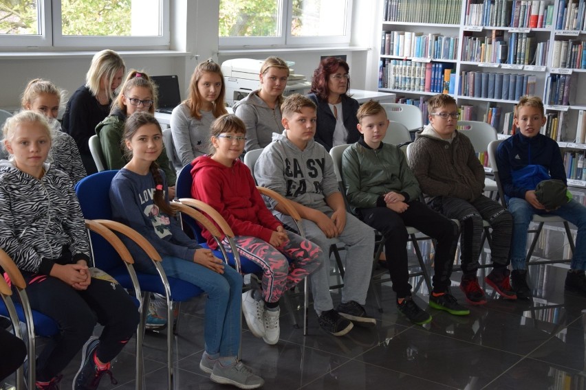 Uczniowie z Byczyny odwiedzili bibliotekę w Radziejowie [zdjęcia]