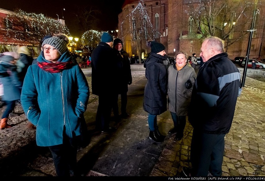 Miejska wigilia na placu Jana Pawła II. Życzenia, kolędy i oficjalne rozświetlenie choinki [ZDJĘCIA]