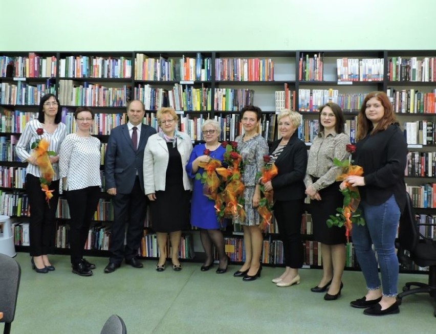 Kwiaty i najlepsze życzenia od starosty dla pracowników powiatowej biblioteki w Wągrowcu 