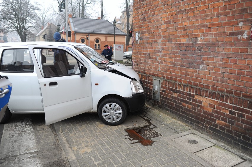 Opel wpadł na mur kamienicy po zderzeniu ze skodą