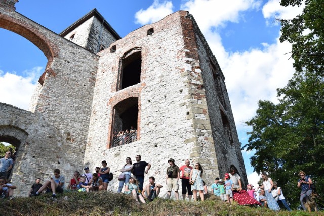 Rudno. Do weekendu 31 lipca autobusy turystyczne krakowskiej komunikacji miejskiej pojada do klasztoru w Czernej i zamku Tenczyn w Rudnie