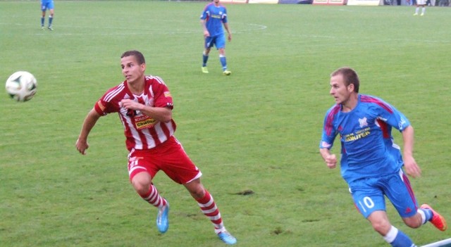 Oświęcimianin Jakub Jamróz (z lewej) w pojedynku z Damianem Nogajem. Soła pokonała u siebie Wisłę Sandomierz 3:1.