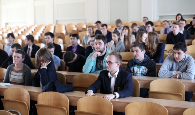 Prawie stu uczniów szkół ponadgimnazjalnych z województwa łódzkiego zgłosiło się do Konkursu "W świecie matematyki" im. prof. Włodzimierza Krysickiego.