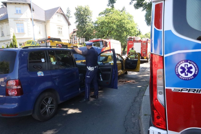Wypadek na ulicy Złotoryjskiej w Legnicy, dwie osoby zostały poszkodowane