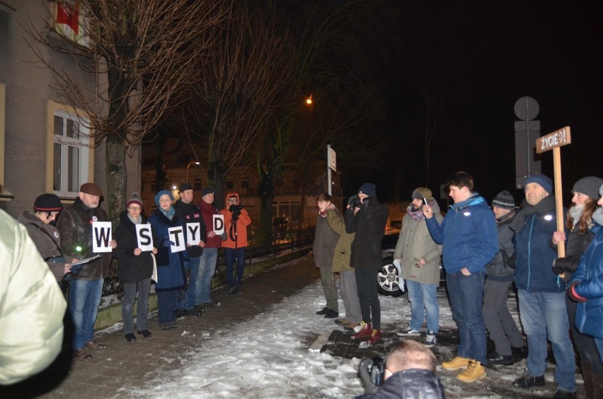 "Miarka się przebrała!":manifestowali pod biurem posła krzycząc "Wstyd i hańba, oddaj mandat!"