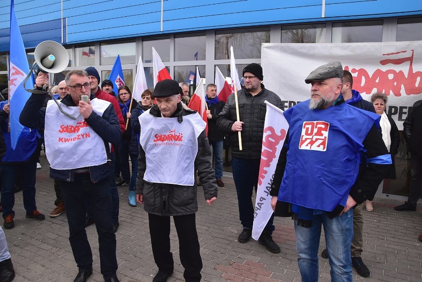 Pod bramą kwidzyńskiego zakładu IP protestowali związkowcy z...