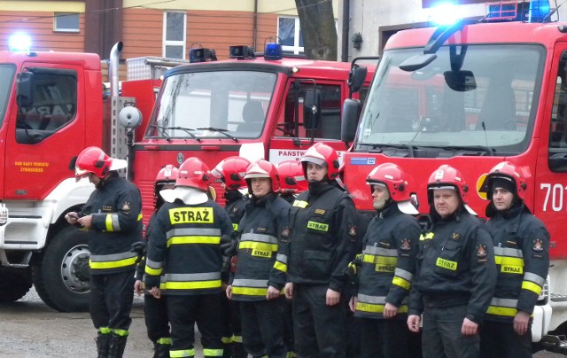 Dzisiaj w samo południe część protestujących strażaków z Żywca wyszło przed jednostkę, wywieźli samochody gaśnicze z garażów i na minutę włączyli syreny alarmowe.