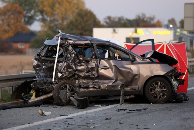 KARAMBOL Piotrków: Śmiertelny wypadek na S8 w Piotrkowie przed wiaduktem łódzkim. Na drodze na Katowice zderzyły się dwie ciężarówki i dwie osobówki