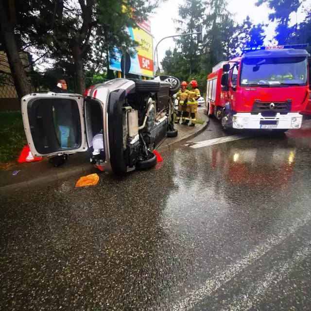 Hyundai dachował w rejonie skrzyżowania ulicy Legionów z ul. Kopernika