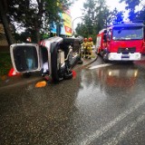 Wypadek w Czechowicach-Dziedzicach. Hyundai dachował na ul. Legionów