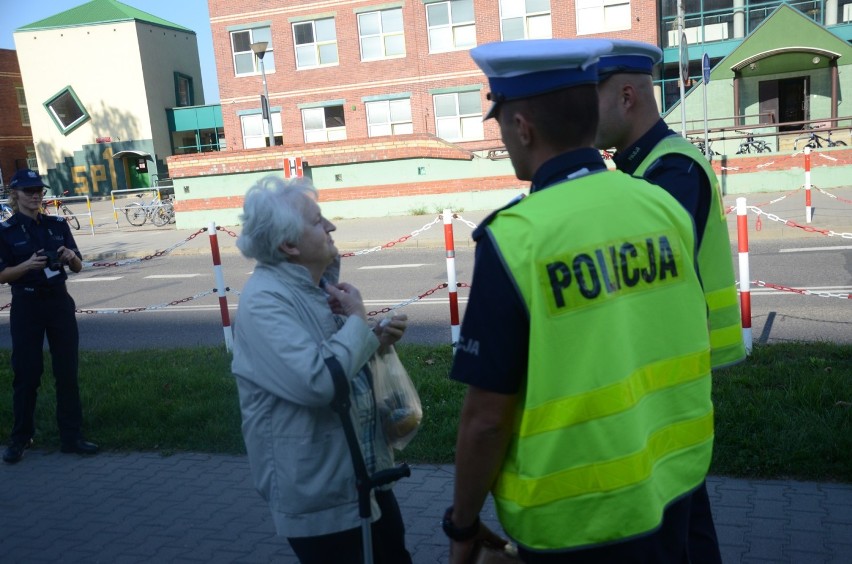 Policjanci z Bełchatowa pouczali mieszkańców o bezpieczeństwie na drogach [ZDJĘCIA]