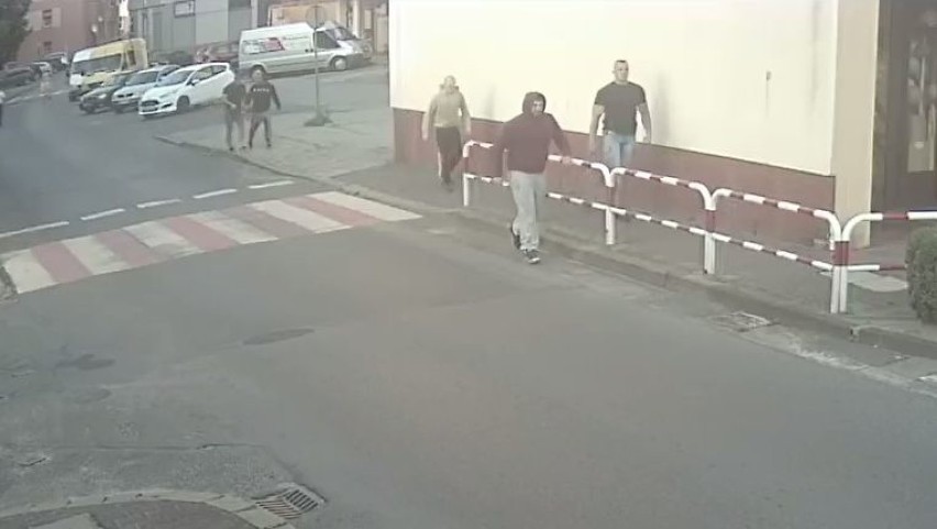 Akcja z maczetami w Sycowie. Policjanci proszą o pomoc w rozpoznaniu mężczyzn