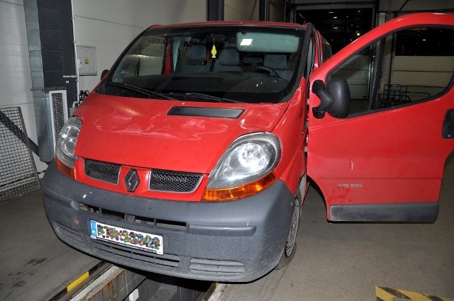 Przemyt papierosów w Medyce. Na drogowym przejściu granicznym w Medyce, wjeżdżający do Polski samochodem Renault Trafic, 28-letni ob. Ukrainy, został skierowany przez funkcjonariuszy celnych do szczegółowej kontroli pojazdu. W trakcie zbliżania się do budynku kontroli szczegółowej, kierowca nagle skręcił i z impetem skierował się w stronę wyjazdu z przejścia. W trakcie jazdy wyłamał rogatkę, wjechał na kolczatkę i przebił opony.