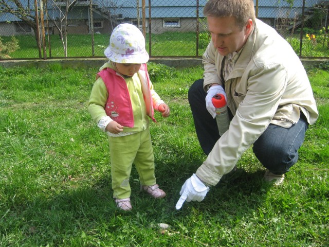 Robert Kowalski wraz z 20-miesięczną córką Weroniką w trakcie akcji malowania psich odchodów