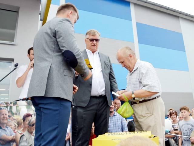 Stanisław Kuciński (z prawej) z Łowicza wygrał toyotę yaris, która była główną nagrodę w konkursie zorganizowanym przez market budowlany polskiej sieci Patio Color