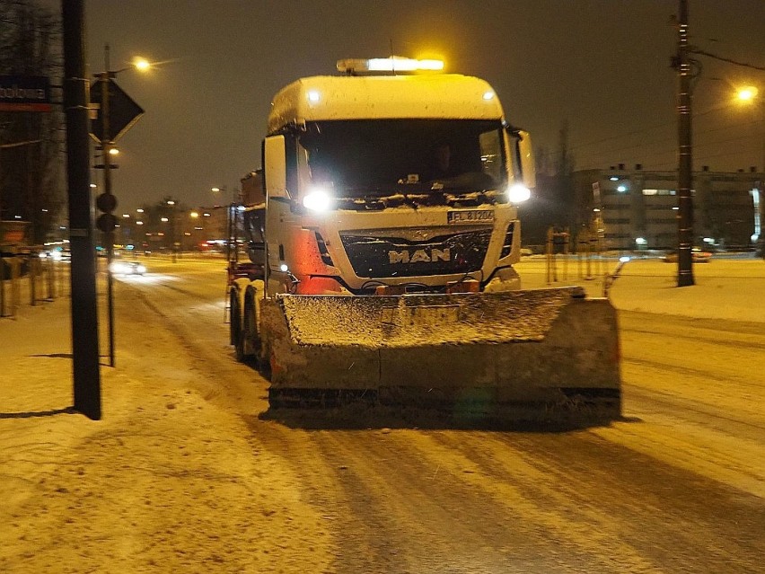 Opady śniegu i mróz. Fatalne warunki na łódzkich drogach! Sprawdziliśmy jak wyglądają jezdnie w Łodzi w sobotni wieczór. ZDJĘCIA