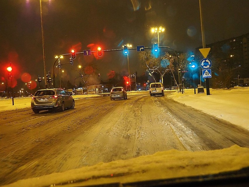 Opady śniegu i mróz. Fatalne warunki na łódzkich drogach! Sprawdziliśmy jak wyglądają jezdnie w Łodzi w sobotni wieczór. ZDJĘCIA