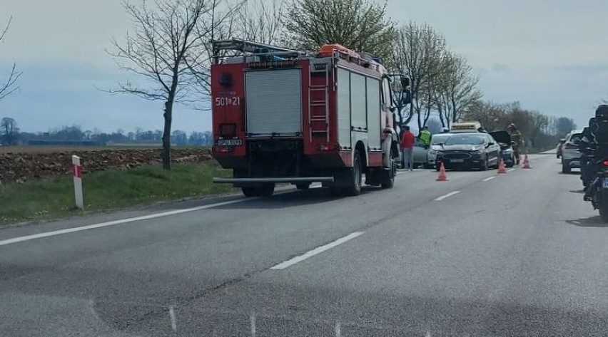 Majówka 2022 w powiecie puckim. Między Puckiem i Celbowem zderzenie trzech samochodów (1.05.2022). Nie zdążył wyhamować przed korkiem | FOTO