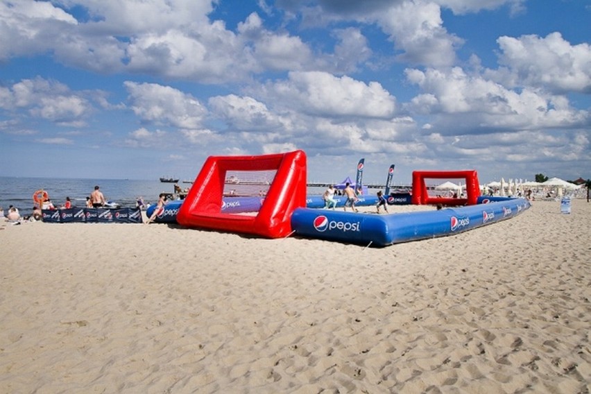 Miasteczko Pepsi na plaży w Sopocie. Koncerty DJ'ów, sporty wodne i kolorowe drinki