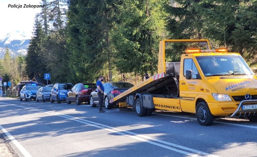 Tatry. Policja nie żartowała. Odholowała już pierwsze auta turystów [ZDJĘCIA]